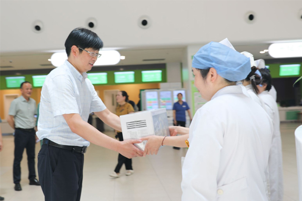市衛(wèi)健委到我院開(kāi)展安全生產(chǎn)檢查暨高溫慰問(wèn)工作